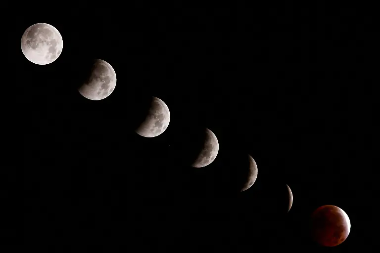 epi_1065815540_REUTERSFOTO_2026-08-28T060210Z 1074805439 RC2H7NAPQUA6 RTRMADP 3 LUNAR-ECLIPSE-SPAIN.JPG_A composite image of